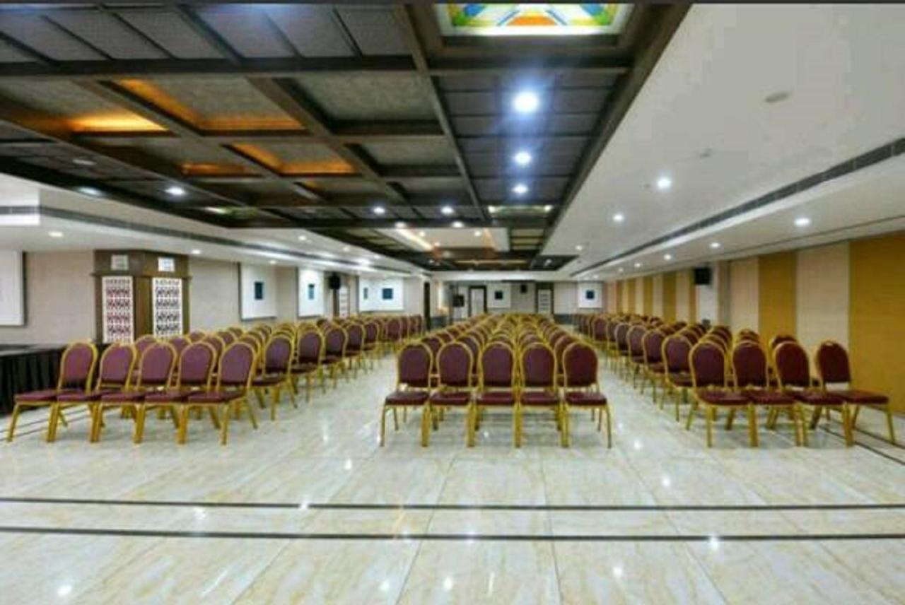 Capital O Surabhi Elite Near Miraj Cinemas - Shalini Shivani Sururnagar Kültér fotó